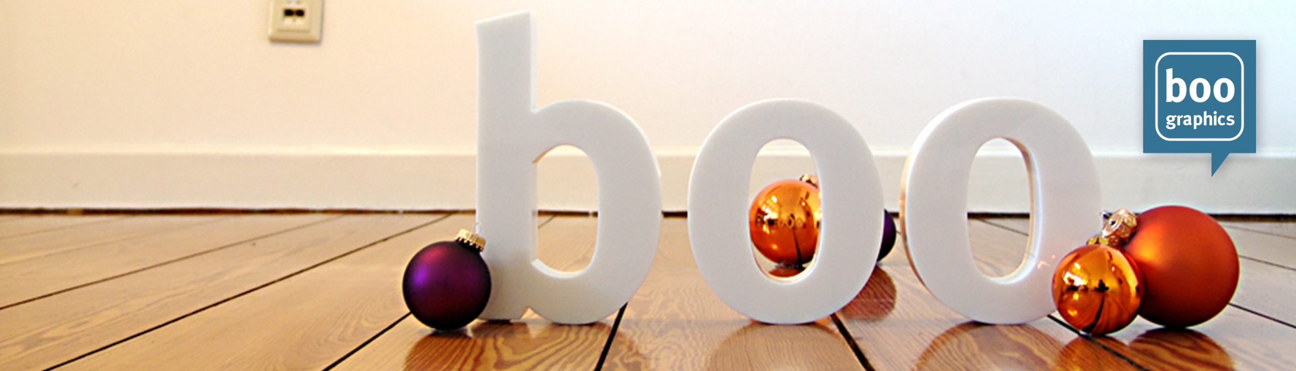 boo Schriftzug mit Christbaumkugeln